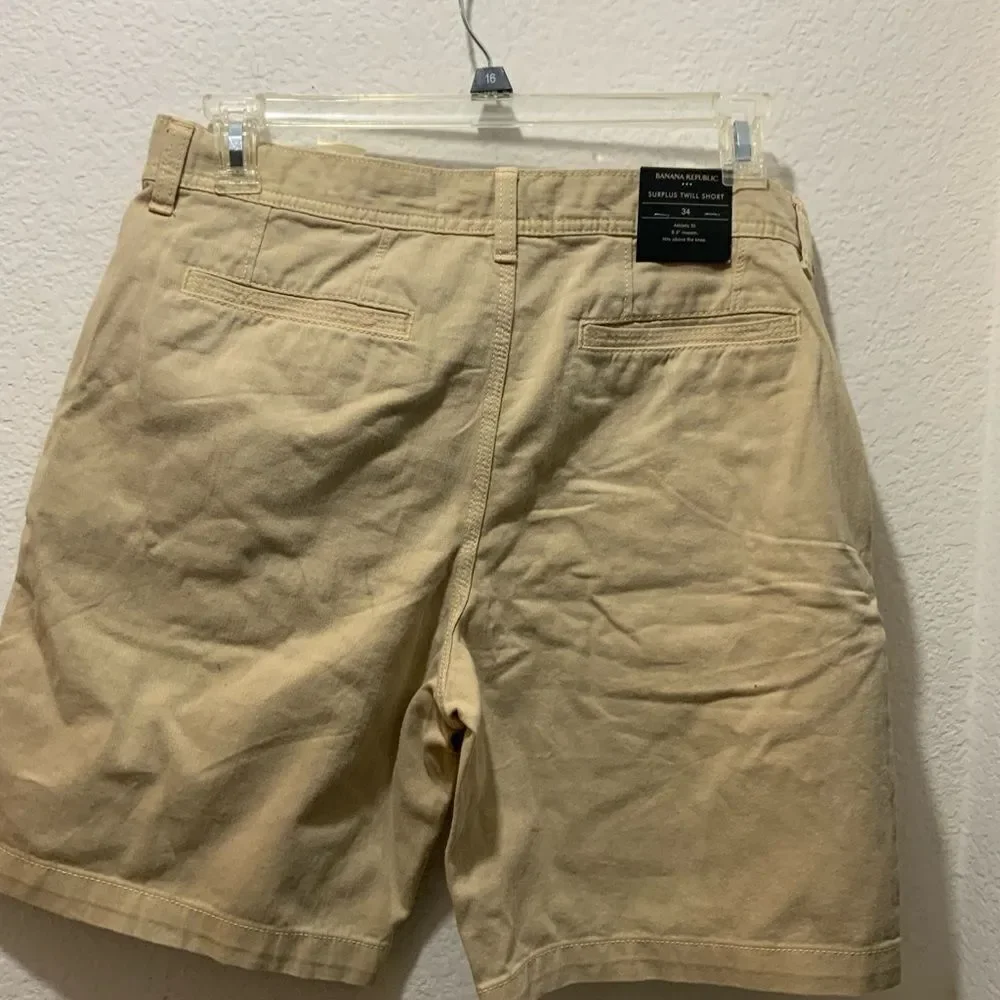 Banana Republic  Men 8-5 Inch  inseam Twill Short Light Stone tan
